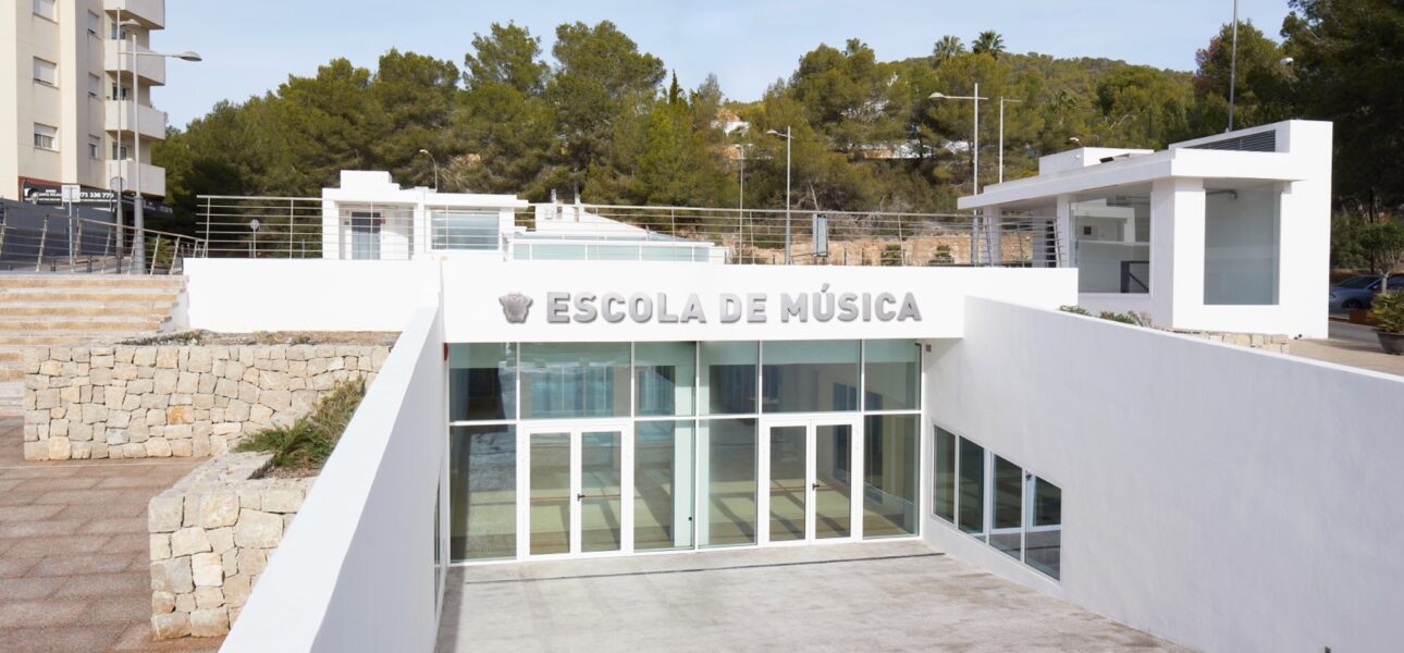 Acceso exterior de la Escola de Música de Santa Eulària