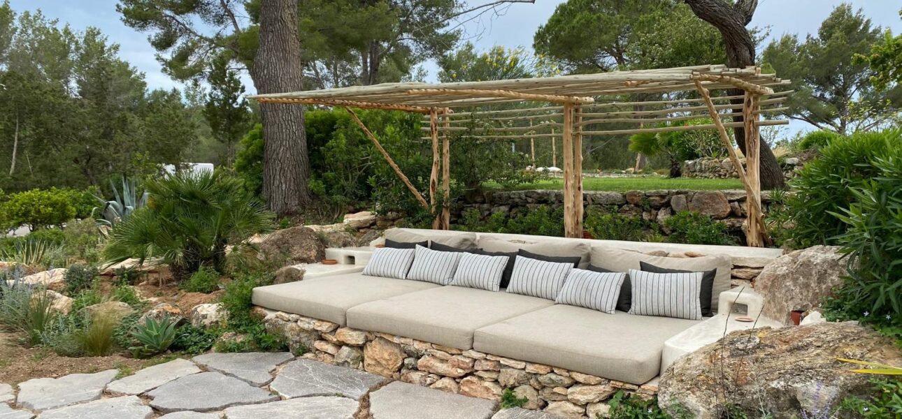 Pérgola y sofá de obra en piedra seca en Ibiza