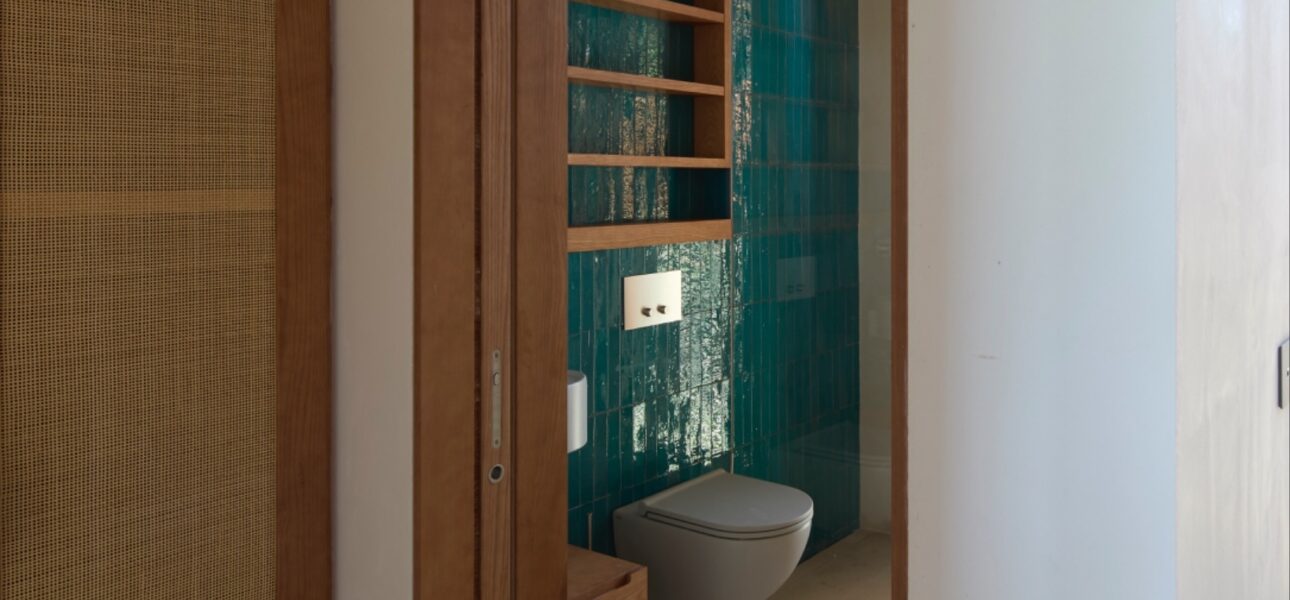 Baño de House in Can Manyà con acabados naturales