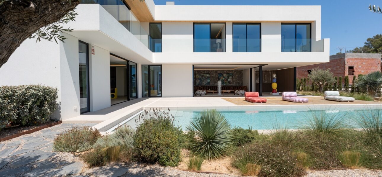 Fachada y piscina del proyecto BRISE